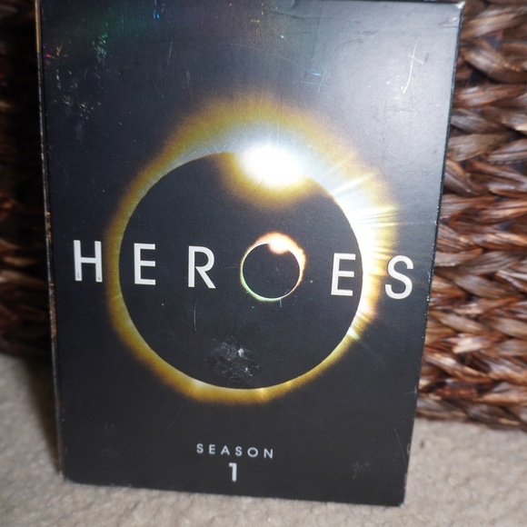 Heroes  Season 1 DVD 2007 Universal Studios 7 Disc Set - Picture 1 of 8